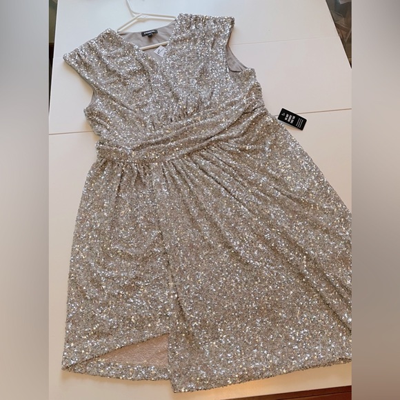 Sequin V-neck Cocktail Dress 🤩 - Picture 7 of 8